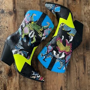 ✨SOLD✨✔️✔️Western boots with Multi Color Snake Print size 7